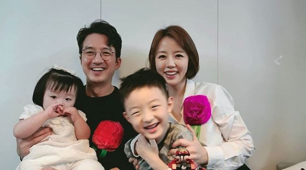정준호♥이하정, 어버이날 기념 가족사진…"아이들 사랑해"[★해시태그]