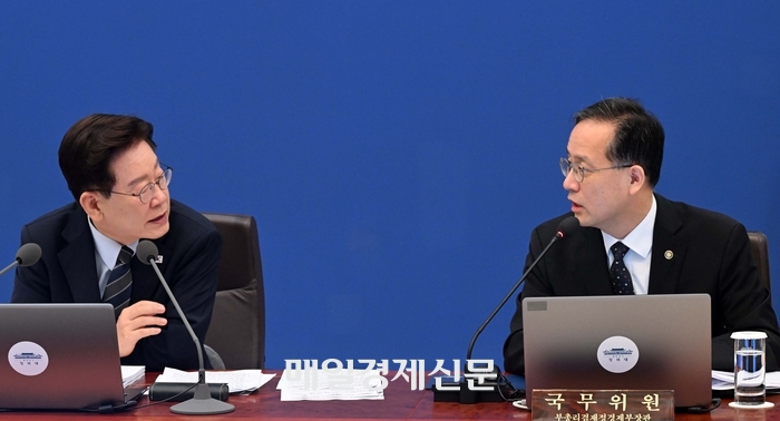 이재명 대통령이 지난 1일 청와대에서 열린 국무회의에서 이형일 경제부총리 겸 재정경제부 장관 후보자(현 재정경제부 1차관)과 대화하고 있다. 김호영기자