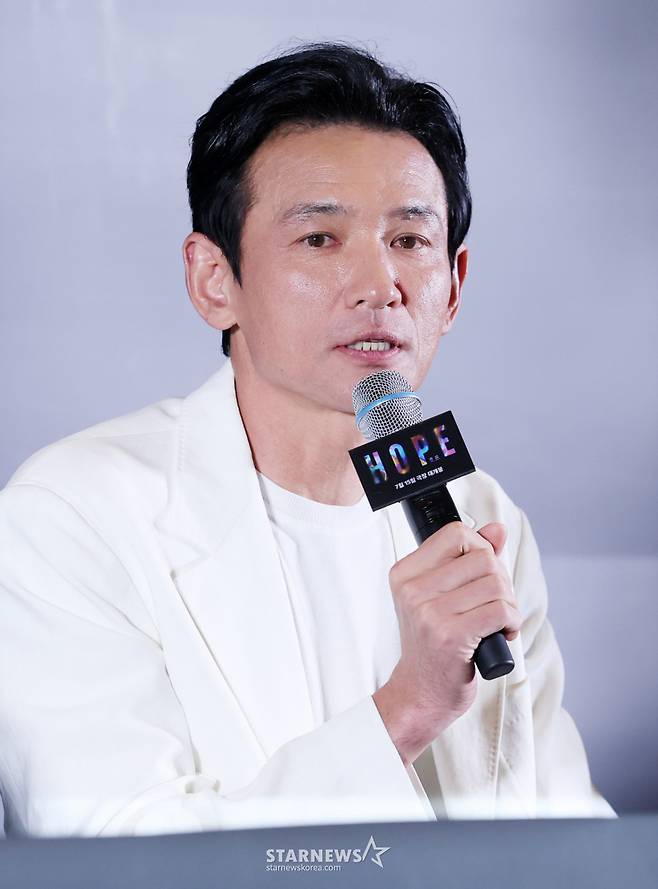 공개 행사에서 마이크를 든 배우 황정민