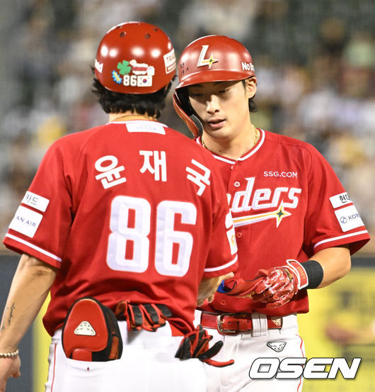 SSG 선수가 코치와 마주한 경기 자료사진