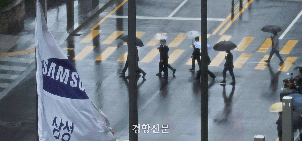 서울 서초구 삼성전자 사옥 앞으로 직원들이 오가고 있다. 정효진 기자