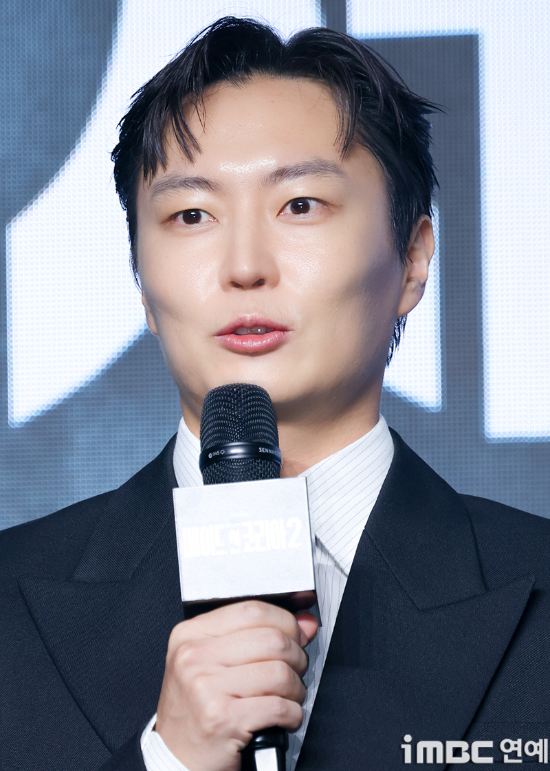 메이드 인 코리아 시즌2 제작발표회에서 마이크를 든 출연 배우