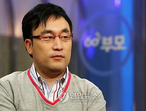 안경과 회색 상의를 착용한 이혁재 자료사진