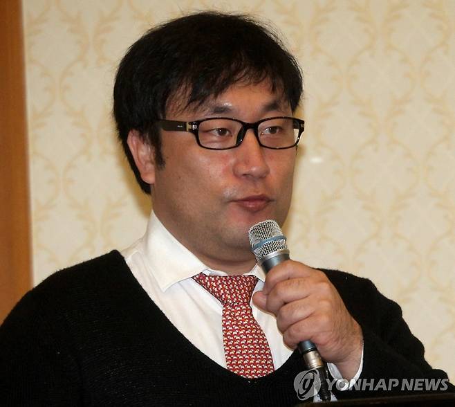 마이크를 든 이혁재 자료사진