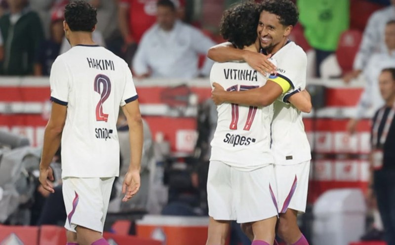 PSG 선수들이 경기 막판 동점골 후 기뻐하고 있습니다. 사진: PSG