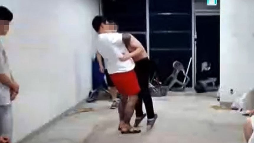 6일 한 유튜브 채널 라이브 방송 도중 종합격투기 선수가 20대 남성의 목을 조르고 있다. 자료 : 유튜브 캡쳐·연합뉴스