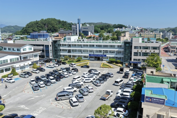 울진군과 울진군의회 전경모습. 원형래 기자