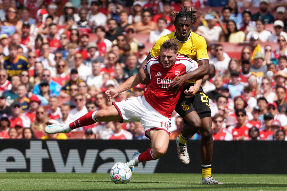 Arsenal's Swedish striker #14 Viktor Gyokeres (L) vies with Dortmund's French defender #22 Joane Gadou (R) during the English Premier League football match between Arsenal and Borussia Dortmund at the Emirates Stadium in London on August 9,