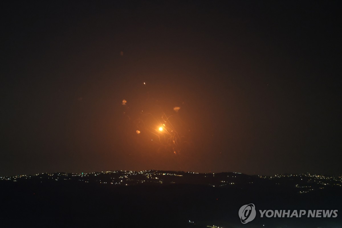 이란의 요르단 미군기지 미사일 공격을 요르단 방공망이 요격하는 모습9일(현지시간) 요르단 계곡의 이스라엘 측 지역에서 요르단 방공망이 이란에서 발사된 미사일을 요격하는 모습이 포착됐다. 이란 이슬람혁명수비대(IRGC)는 미국이 이란 유조선을 공격한 것에 대한 보복으로 요르단 알아즈라크에 위치한 미군 기지를 향해 미사일을 발사했다고 밝혔다. [EPA=연합뉴스.]