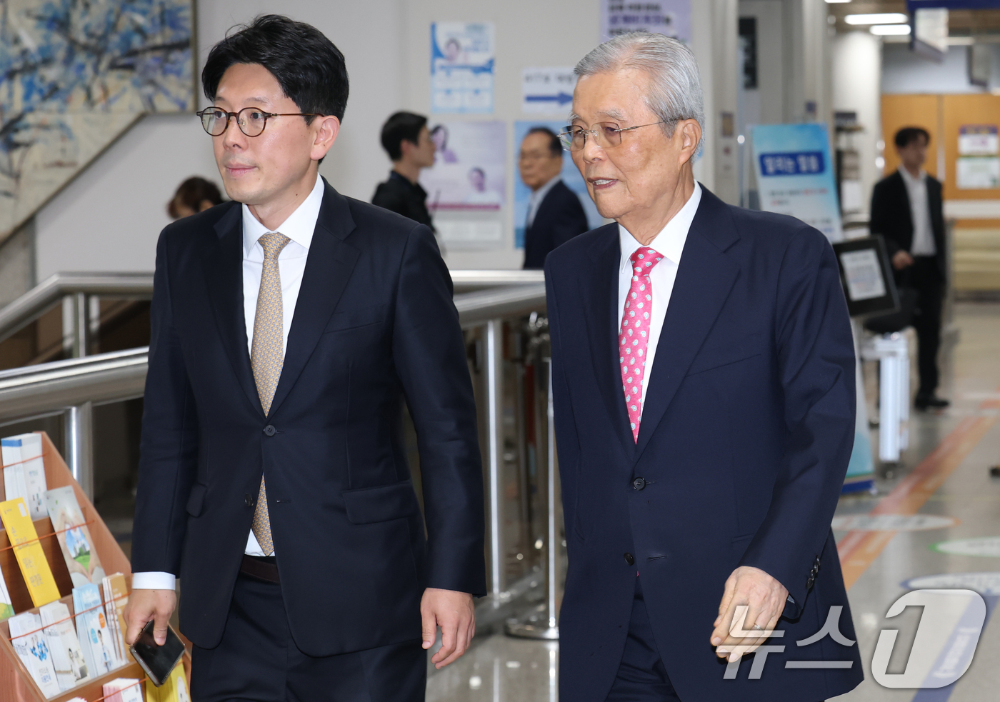 (서울=뉴스1) 김민지 기자 = 김종인 전 국민의힘 비상대책위원장이 11일 오후 서울 서초구 고등법원에서 열린 오세훈 서울시장의 정치자금법 위반 혐의 항소심 속행공판에 증인으로 출 …