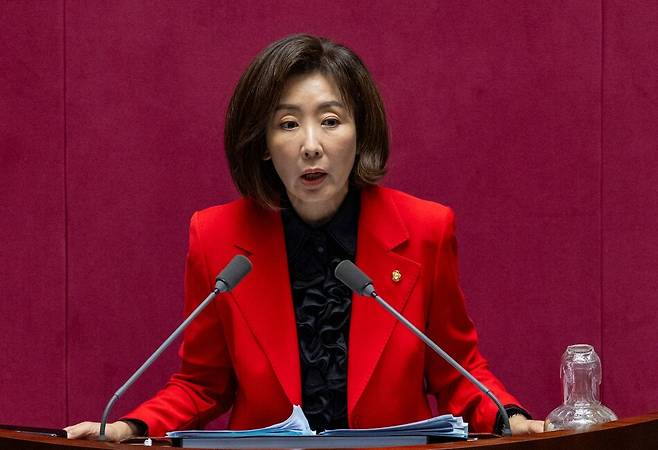 나경원 국민의힘 의원이 9일 국회에서 열린 제439회 정기회 5차 본회의에서 정치 분야에 대한 대정부 질문을 하고 있다. 연합뉴스