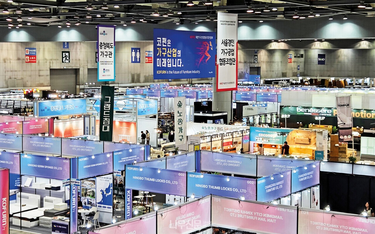 코펀(한국국제가구 및 인테리어산업대전)이 8월27일~30일 일산 킨텍스 제2전시장에서 개최된 가운데, 각 참가 부스의 불빛이 환하다.