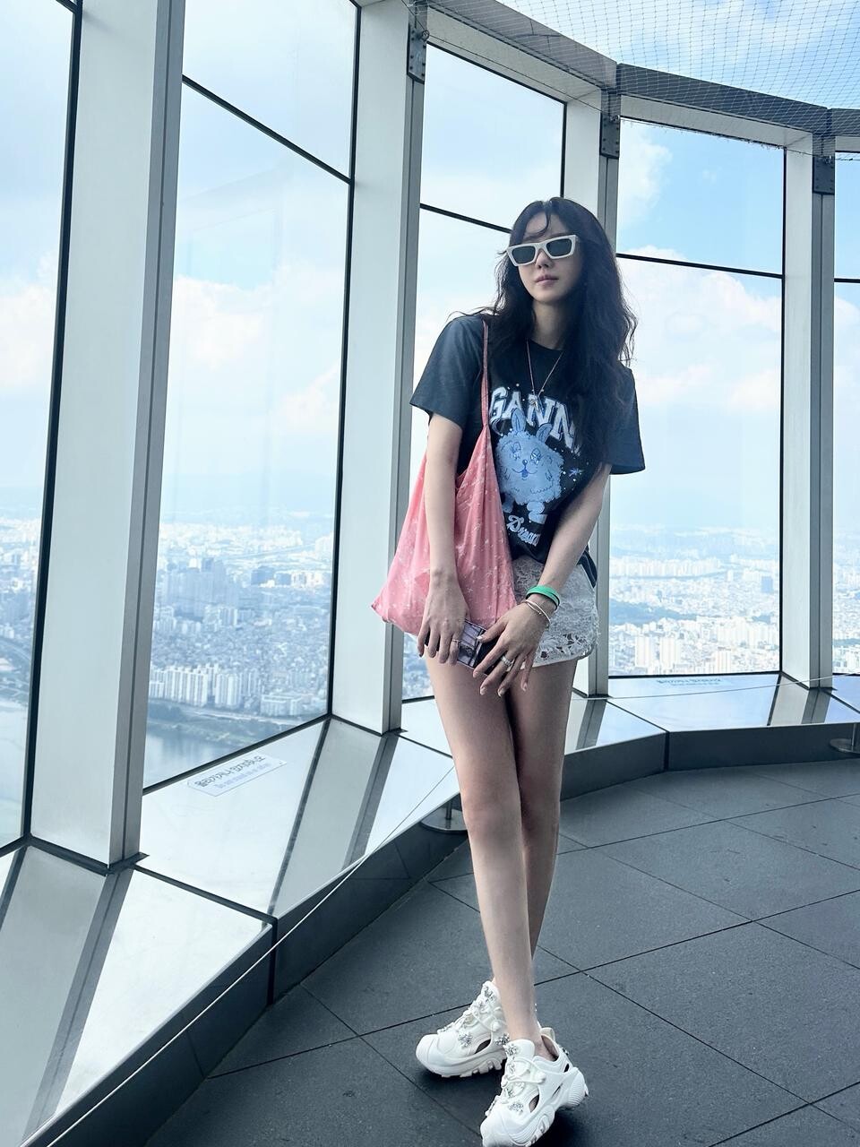 선글라스와 캐주얼 룩으로 도심 전망 즐긴 배우 이지아. (사진=배우 이지아 인스타그램)