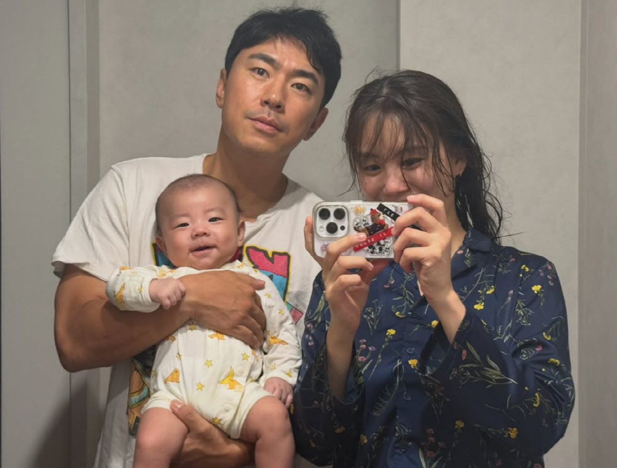 이시언♥서지승, 4개월 子와 가족사진..“엄마 아빠보다 표정부자”