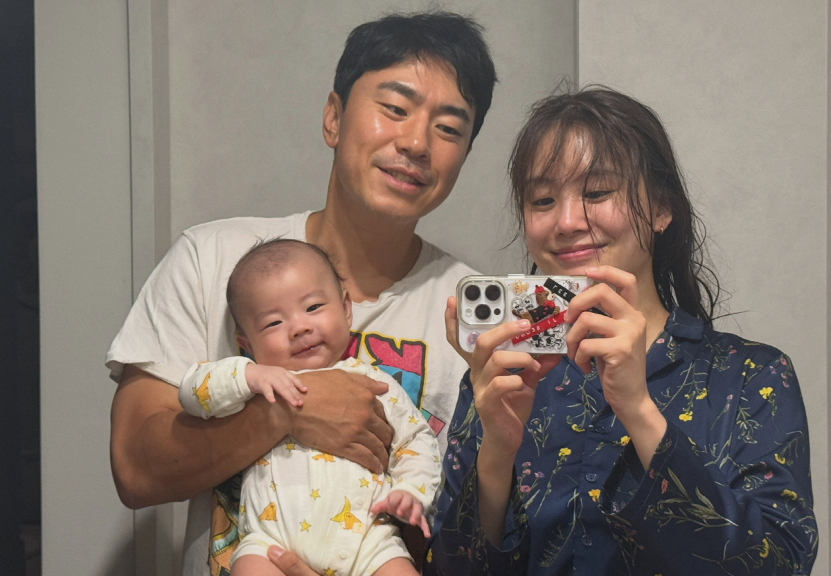 이시언♥서지승, 4개월 子와 가족사진..“엄마 아빠보다 표정부자”