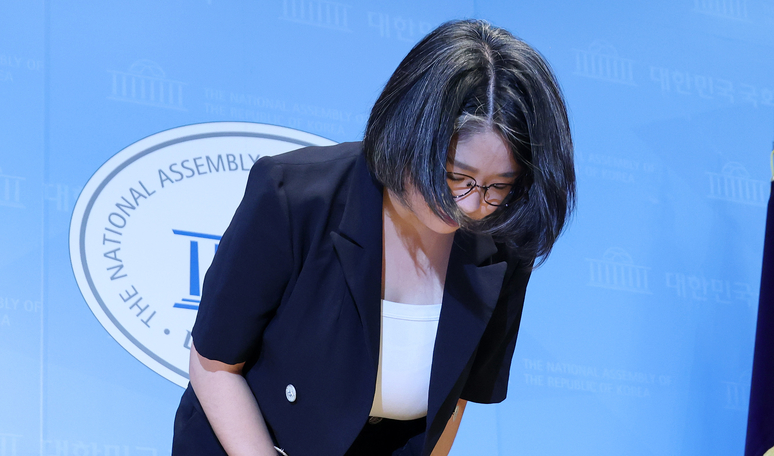 ▲ 용혜인 성평등가족부 장관 후보자가 13일 국회 소통관에서 후보직 자진 사퇴 기자회견을 마친 뒤 고개 숙여 인사하고 있다. /연합뉴스