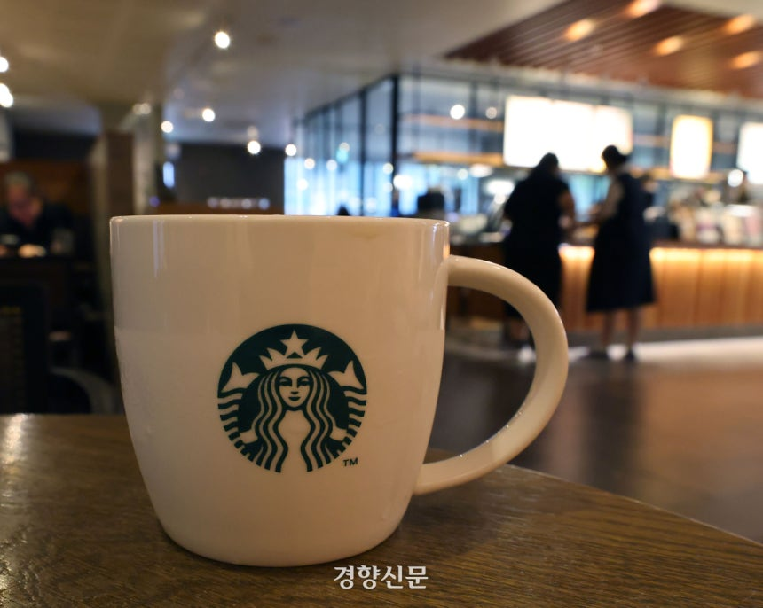 고객들이 서울 시내 한 스타벅스 매장을 이용하고 있다. 강윤중 기자