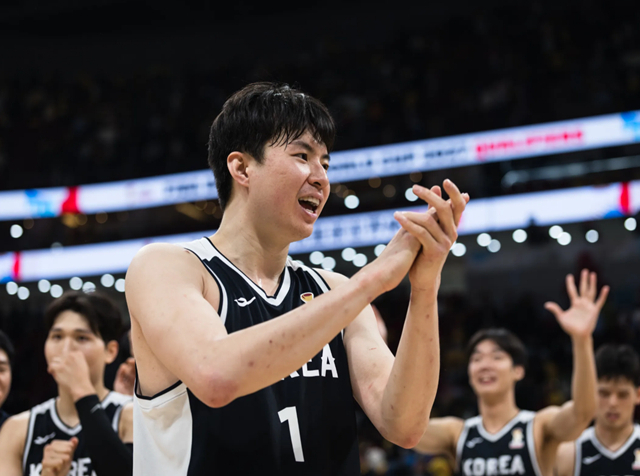 한국 팬들에게 인사하는 이현중. /사진=FIBA