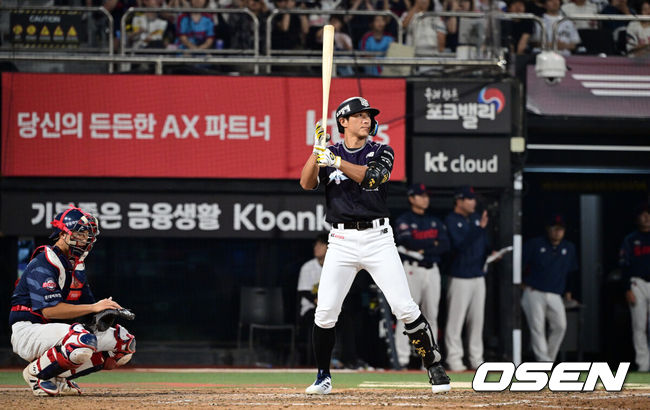 [OSEN=수원, 조은정 기자]13일 수원 KT위즈파크에서 2026 신한 SOL KBO리그 KT 위즈와 롯데 자이언츠의 경기가 열렸다.이날 KT는 소형준, 롯데는 나균안을 선발로 내세웠다.6회말 1사에서 KT 황재균이 타석에 들어서고 있다. 2026.09.13 /cej@osen.co.kr