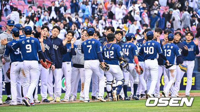 [OSEN=잠실, 박준형 기자] NC 다이노스가 3일 오후 서울 잠실구장에서 진행된 ‘2026 신한 SOL Bank KBO리그'LG 트윈스와의 원정경기에서 10-3으로 꺾고 2연패를 끊었다. 반면 LG는 4연승이 중단됐다. 경기종료 후 NC 선수들이 승리의 기쁨을 나누고 있다.      2026.05.03 / soul1014@osen.co.kr