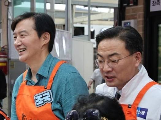 신장식 조국혁신당 대표(오른쪽)와 조국 전 조국혁신당 대표./뉴스1