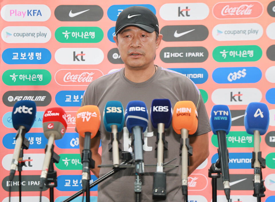 2026 아이치·나고야 아시안게임에 출전하는 23세 이하(U-23) 남자 축구 대표팀 이민성 감독이 1일 충청남도 천안 코리아풋볼파크에서 열린 소집 훈련 시작 전 인터뷰를 하고 있다. (출처: 연합뉴스) ⓒ천지일보 2026.09.01.