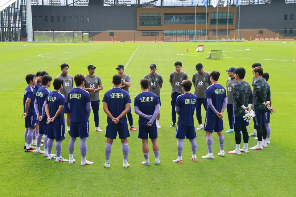 2026 아이치·나고야 아시안게임에 출전하는 23세 이하(U-23) 남자 축구 대표팀 선수들이 1일 충청남도 천안 코리아풋볼파크에서 열린 소집 훈련 시작 전 이민성 감독의 발언을 듣고 있다. (출처: 연합뉴스) ⓒ천지일보 2026.09.01.