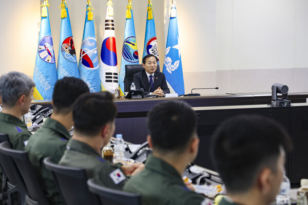 ▲11일 오후 공군 제20전투비행단을 방문한 이두희 국방부차관이 조종사를 비롯한 부대 관계자들과 간담회를 갖고 인력운영 및 복무여건 개선 방안 등에 대한 의견을 청취하고 있다. 이미지=국방부