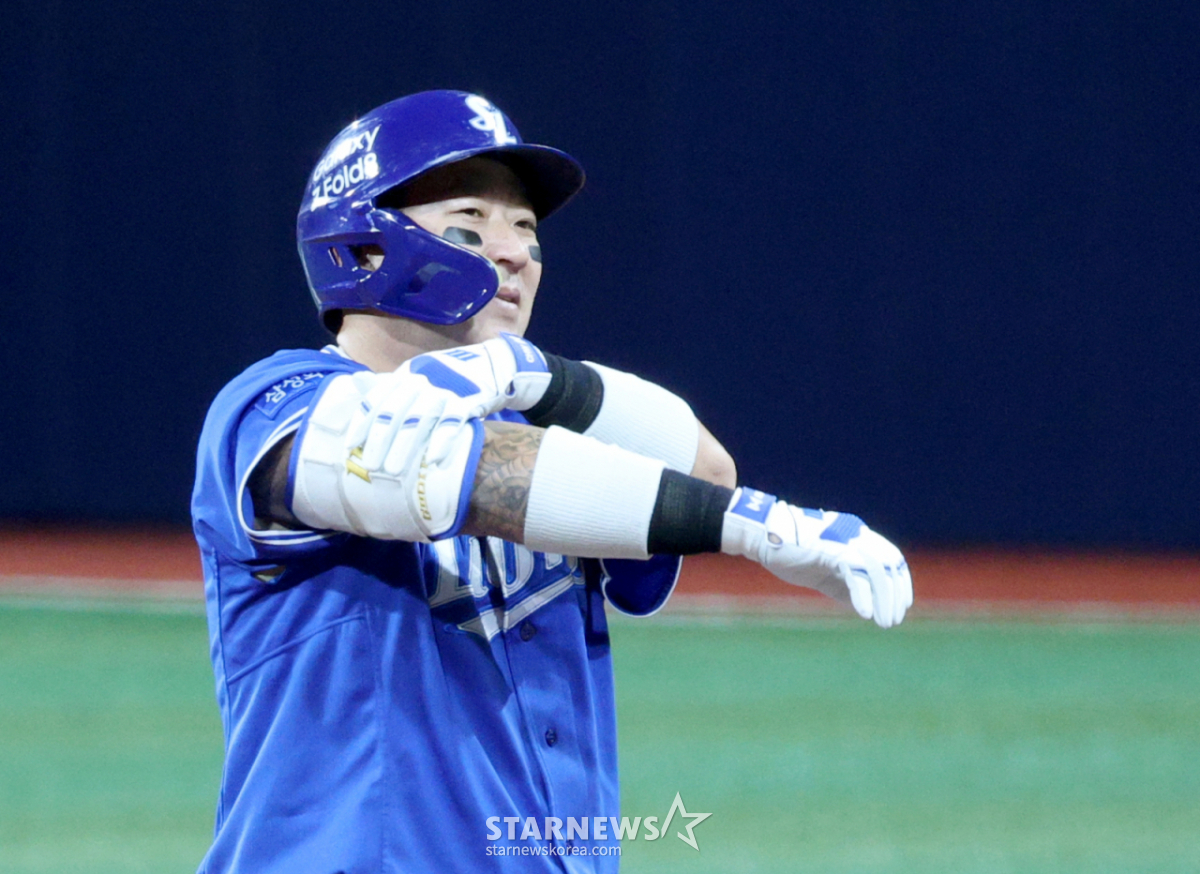 2026 신한 SOL KBO리그 키움 히어로즈 대 삼성 라이온즈 경기가 27일 서울 고척스카이돔에서 열렸다.  삼성 최형우가 3회초 무사 1,3루에서 2타점 적시 2루타를 날리고 출루한 후 세리머니를 하고 있다. /사진=김진경 kim.jinkyung@