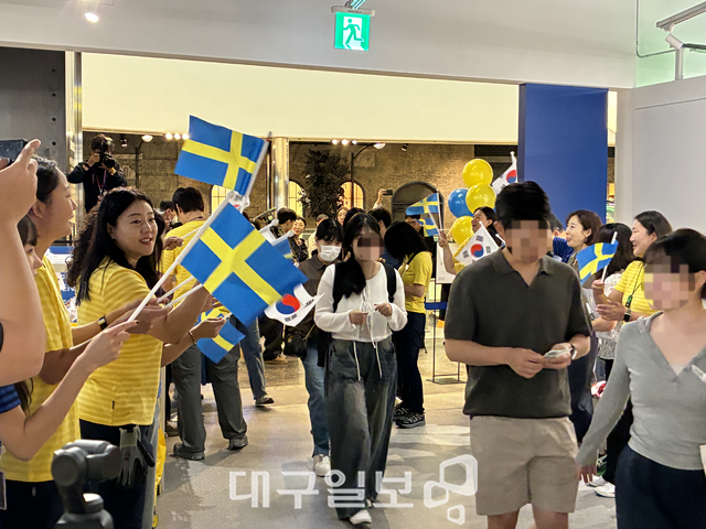 17일 오전 10시30분 대구신세계백화점 8층에 문을 연 '이케아 신세계백화점 대구점'에서 직원들이 태극기와 스웨덴 국기를 흔들며 첫 방문객들을 맞이하고 있다. 서고은 기자