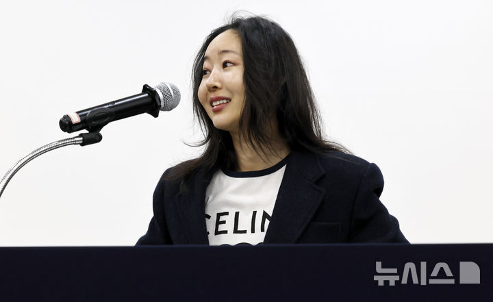 [서울=뉴시스] 김혜진 기자 = 민희진 오케이 레코즈 대표가 25일 서울 종로구 교원 챌린지홀에서 열린 1심 소송 결과와 향후 계획 등 발표를 위한 기자회견에서 발언하고 있다. 2026.02.25. jini@newsis.com