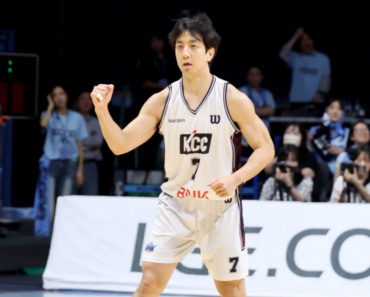 KCC 허훈이 13일 고양체육관에서 열린 LG전자 2025-2026 프로농구 챔피언결정전 고양소노와 부산KCC 5차전에서 3점슛을 성공한 후 자축하고 있다. .  2026.05.13. /사진=강영조 cameratalks@