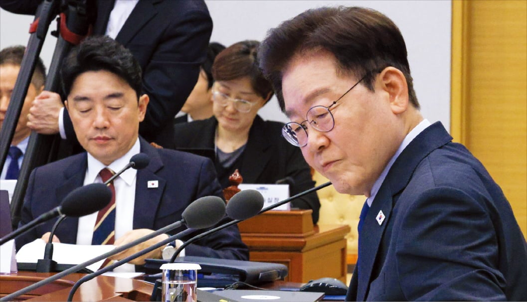 침통  이재명 대통령이 11일 청와대에서 수석·보좌관회의를 주재하고 있다. 이 대통령 오른쪽에 강훈식 청와대 비서실장이, 강 실장 뒤로 김현지 제1부속실장이 앉아 있다.  김범준 기자