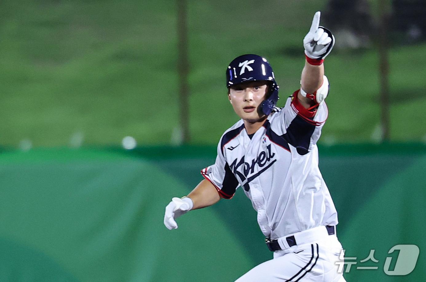 본문 이미지 - 21일 일본 아이치현 오카자키 중앙종합공원 야구장에서 열린 2026 아이치·나고야 아시안게임 야구 조별리그 1차전 대한민국과 대만의 경기, 대한민국 윤동희가 8회말 2사 주자없는 상황에서 1점 홈런을 치고 기뻐하고 있다. 2026.9.21 ⓒ 뉴스1 김도우 기자