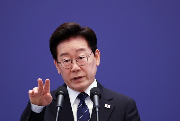 ▲이재명 대통령이 18일 청와대 영빈관에서 열린 기자회견에서 취재진 질문에 답하고 있다.연합뉴스