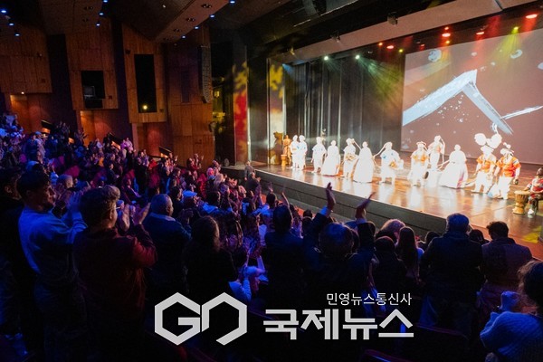 케이프타운 공연장을 가득 채운 관객들이 합동 무대에 환호하고 있다. [사진제공=국립국악원]