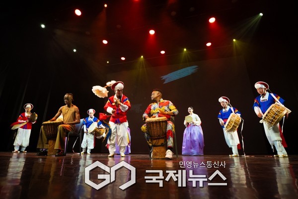 국립국악원과 남아공 공연단이 합동 공연을 선보이고 있다. [사진제공=국립국악원]