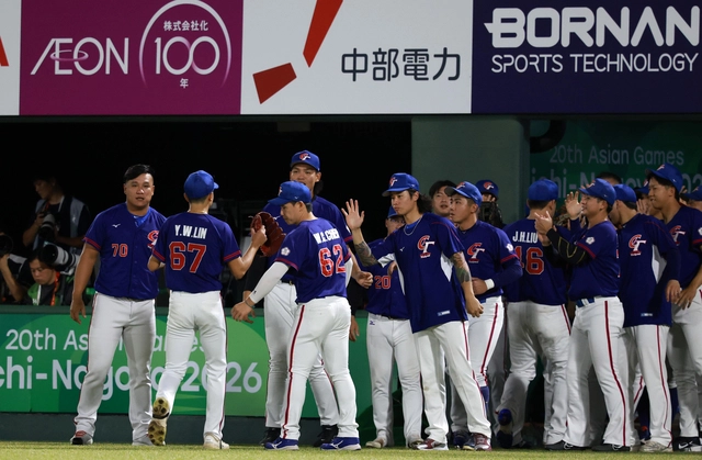 21일  일본 오카자키 종합중앙공원 야구장에서 열린 2026 아이치·나고야 아시안게임 야구 조별리그 한국과 대만의 경기, 5회말 대만 선발 린이웨이 수비를 마치고 덕아웃으로 향하자 동료들이 반기고 있다.뉴시스