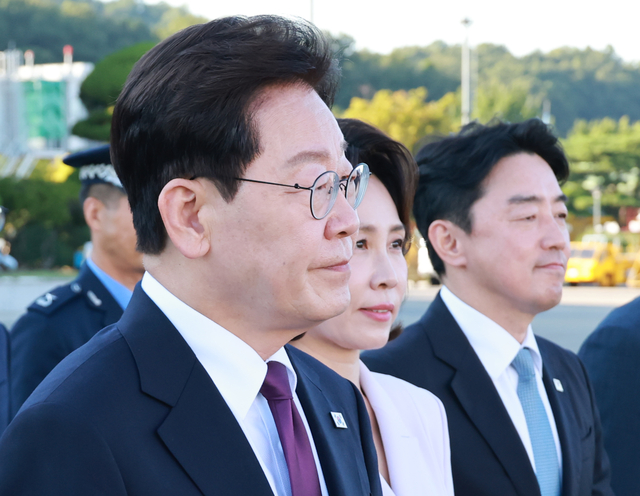 유엔총회 참석과 멕시코 국빈 방문을 위해 출국하는 이재명 대통령과 김혜경 여사가 21일 성남 서울공항에서 공군 1호기로 이동하고 있다. 오른쪽은 환송 나온 강훈식 비서실장. 연합뉴스