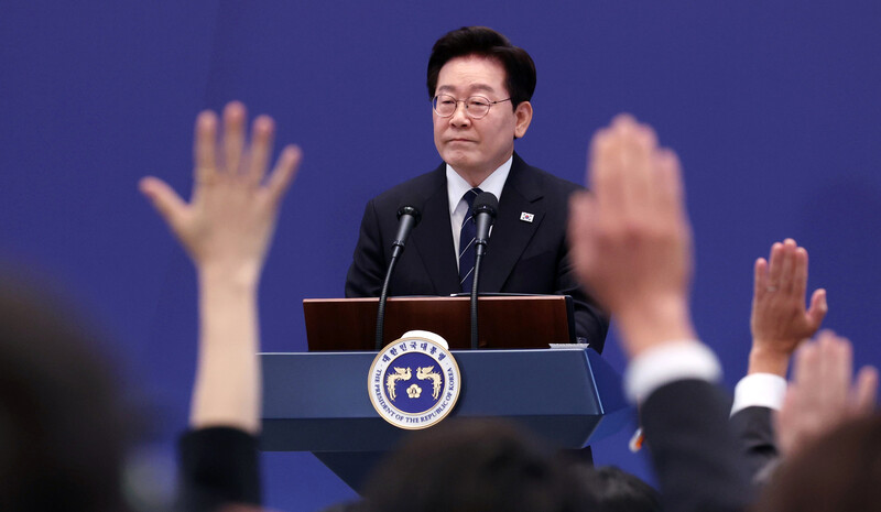 이재명 대통령이 지난 18일 청와대 영빈관에서 열린 취임 뒤 일곱번째 기자회견에서 출입기자들의 질문을 받고 있다. 청와대사진기자단