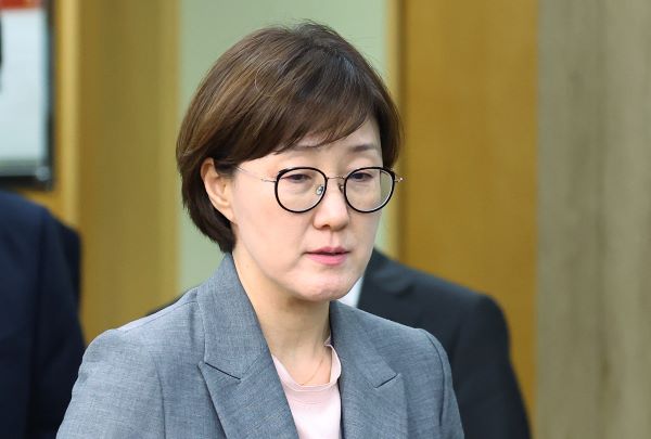 대통령실 김현지 1부속실장을 둘러싼 논란이 정치권을 달구고 있다. 사진은 김현지 대통령실 제1부속실장이 2일 서울 용산 대통령실 청사에서 열린 수석보좌관회의에 참석하고 있는 모습이다. ⓒ뉴시스