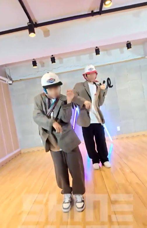 [서울=뉴시스] 정준하 아들 정로하가 모자와 스카프를 쓴 채 현란한 춤 동작을 선보였다. (사진=정준하 인스타그램 캡처) 2024.11.21. photo@newsis.com  *재판매 및 DB 금지