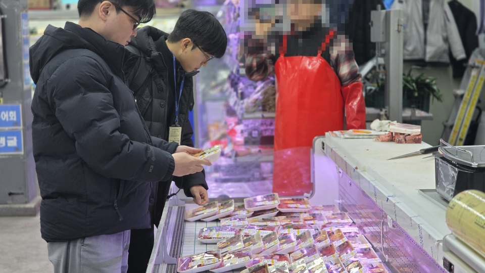농관원 관계자들이 축산물 원산지 단속을 실시하고 있다. 사진 농산물 품질관리원 제공