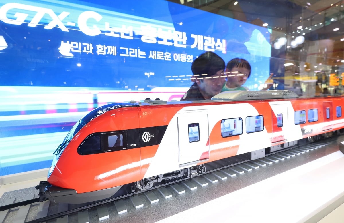 경기도 수원역에 설치된 수도권광역급행철도 C노선(GTX-C) 홍보관에 열차 모형이 전시돼 있다./ 사진=연합뉴스