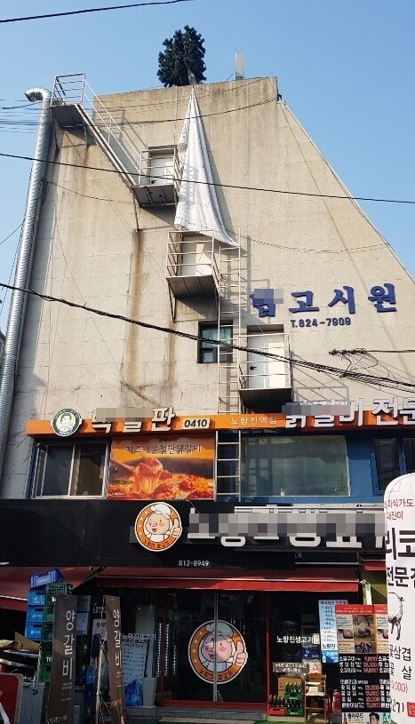 고시원 간판이 있는 건물 외관 자료사진