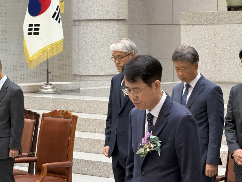 2026년 9월 7일 퇴임식에서 묵념하는 이흥구 대법관