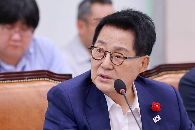 국회 법제사법위원회에서 발언하는 박지원