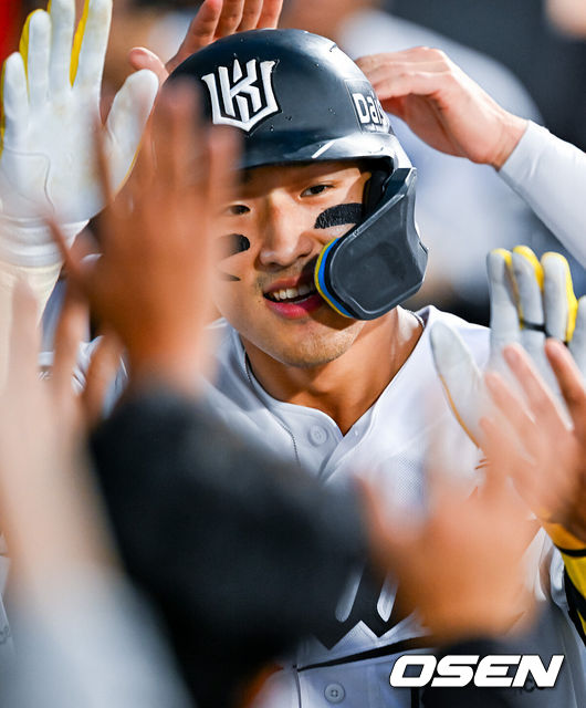 홈런 뒤 동료들의 축하를 받는 KT 안현민 자료사진