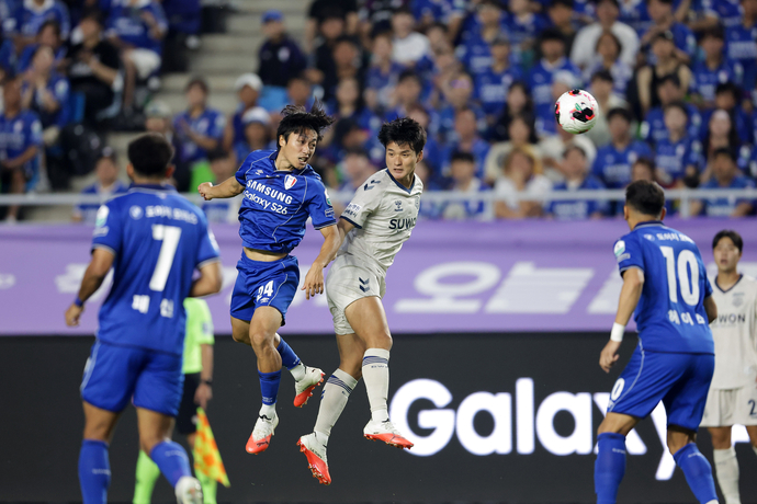 수원 삼성과 수원FC 선수들의 공중볼 경합