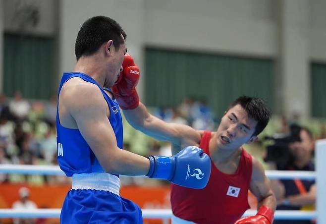 한국 남자 복싱 대표팀의 ‘신성’ 장동환(오른쪽)은 2일 열리는 2026 아이치-나고야 아시안게임 남자 복싱 60kg급 결승전에서 이 체급 세계 최강으로 꼽히는 압두말리크 할로코프(우즈베키스탄)와 맞붙는다. 사진은 장동환이 이번 대회에서 상대의 얼굴에 펀치를 적중시키고 있는 모습. 사진 출처 대한복싱협회 인스타그램